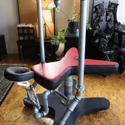 Elise Graves en 'Kink Partners' Cara de esclavitud follada (Miniatura 9)