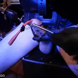 Elise Graves en 'Kink Partners' Orina con catéter (Miniatura 3)