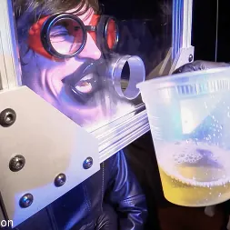 Elise Graves en 'Kink Partners' Orina con catéter (Miniatura 4)