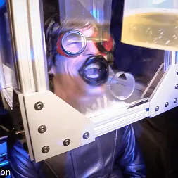 Elise Graves en 'Kink Partners' Orina con catéter (Miniatura 5)