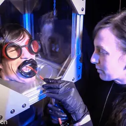 Elise Graves en 'Kink Partners' Orina con catéter (Miniatura 8)