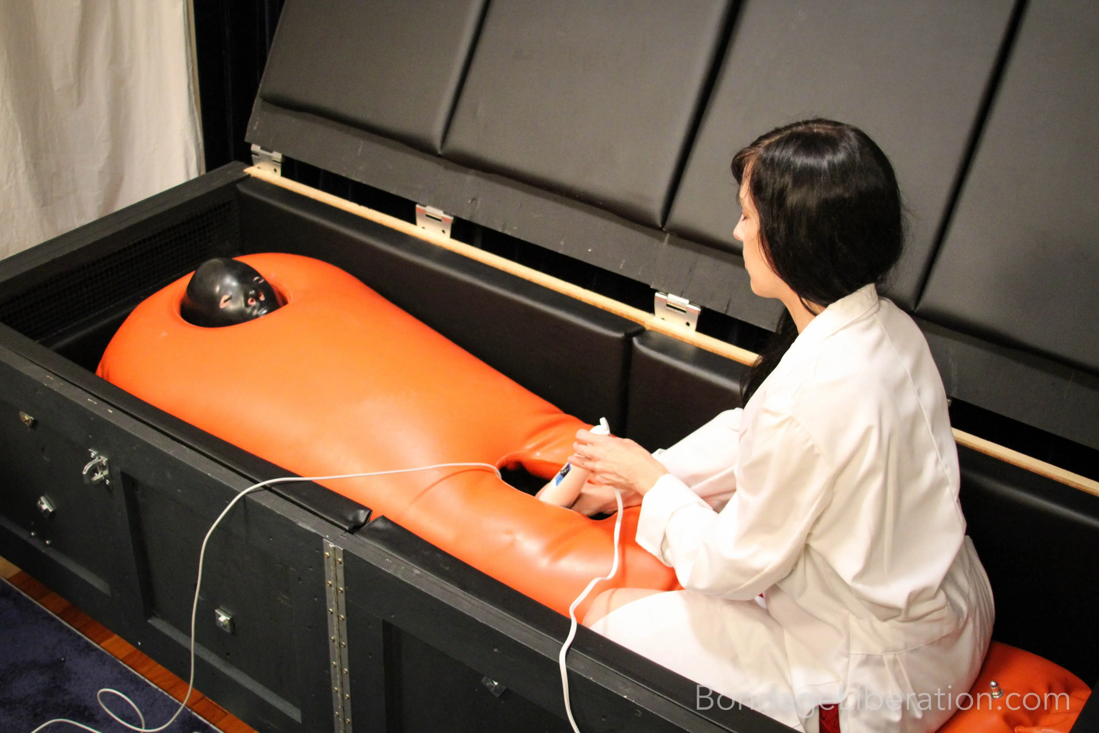 Kink Partners 'Carlota fetiche sepultado' protagonizando Elise Graves (foto 18)