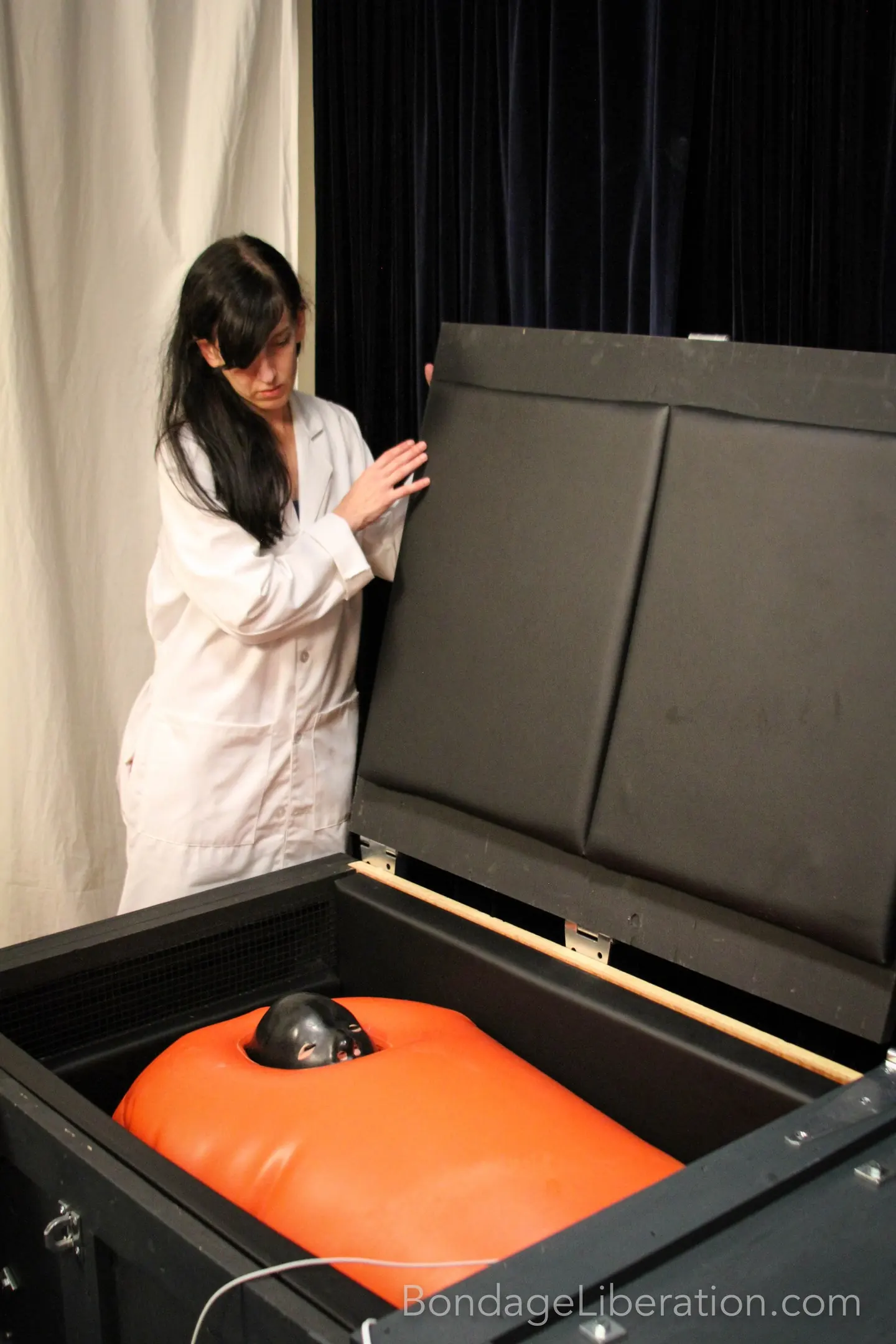 Kink Partners 'Carlota fetiche sepultado' protagonizando Elise Graves (foto 27)