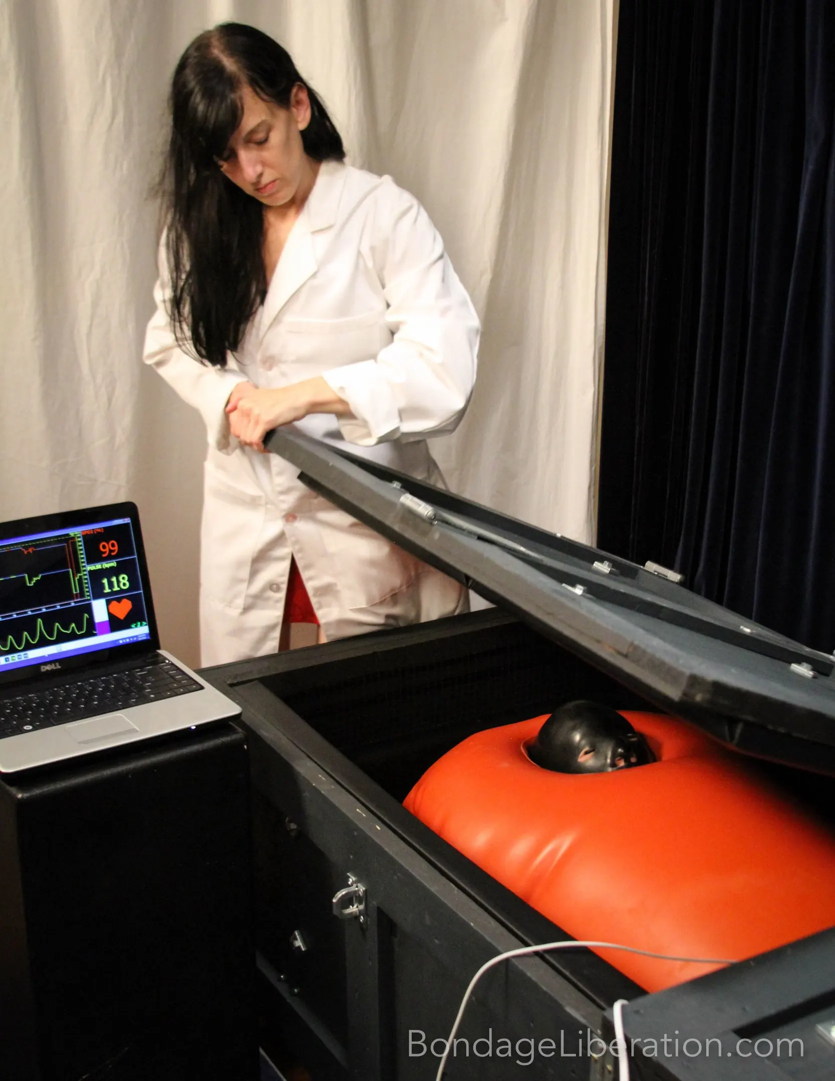 Kink Partners 'Carlota fetiche sepultado' protagonizando Elise Graves (foto 28)