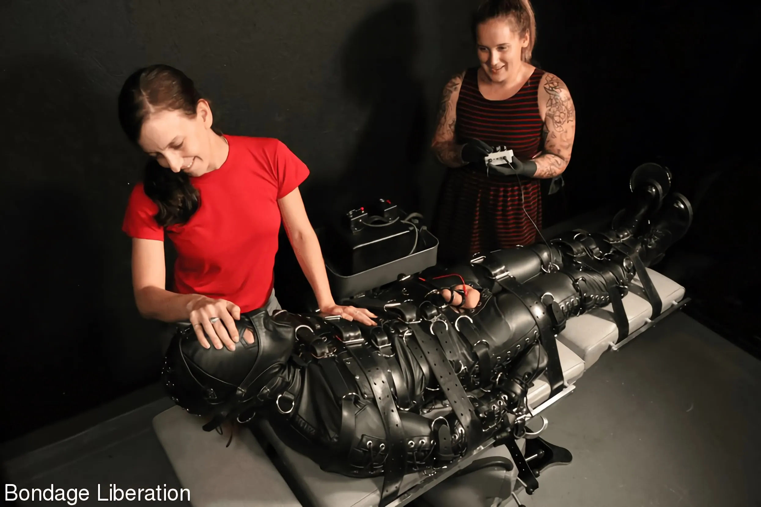 Kink Partners 'Follada y chupada eléctricamente' protagonizando Elise Graves (foto 15)