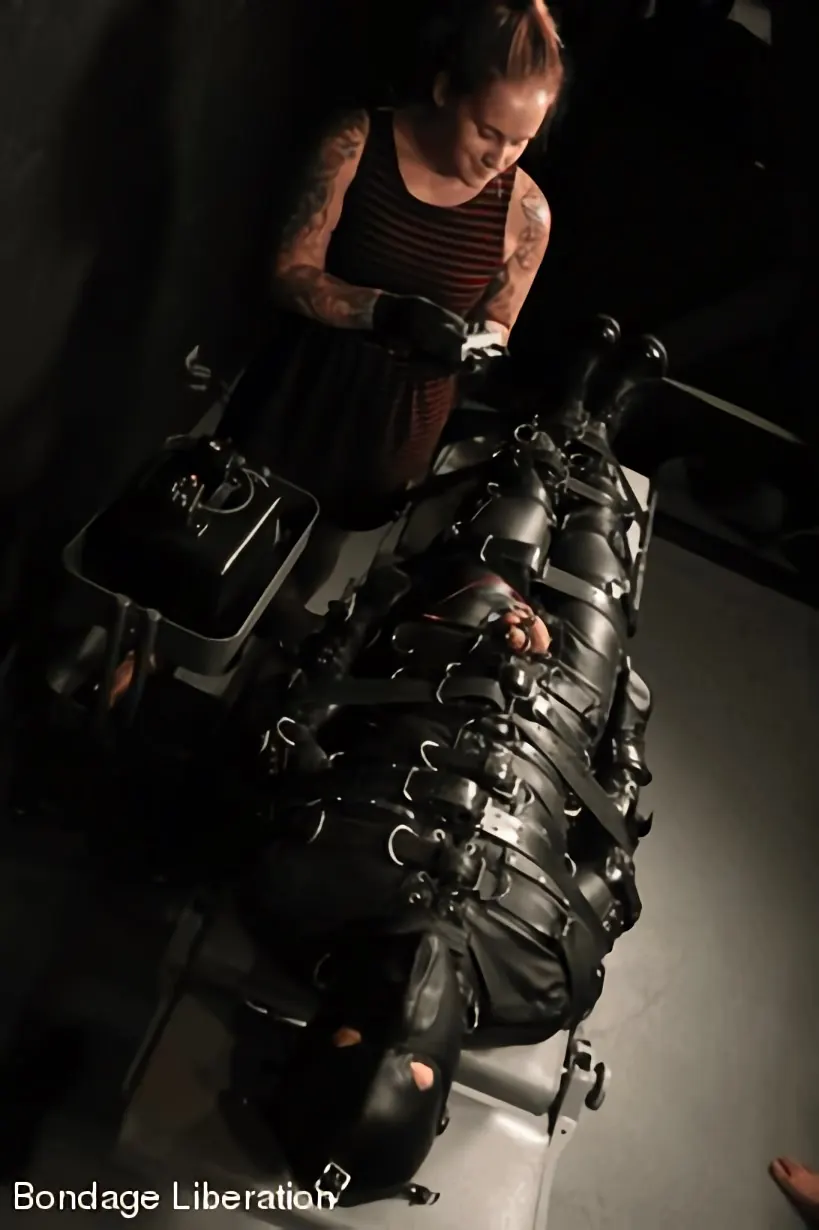 Kink Partners 'Follada y chupada eléctricamente' protagonizando Elise Graves (foto 20)