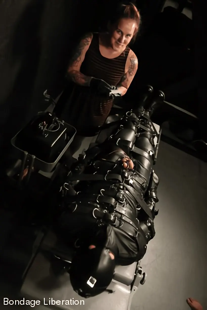 Kink Partners 'Follada y chupada eléctricamente' protagonizando Elise Graves (foto 21)