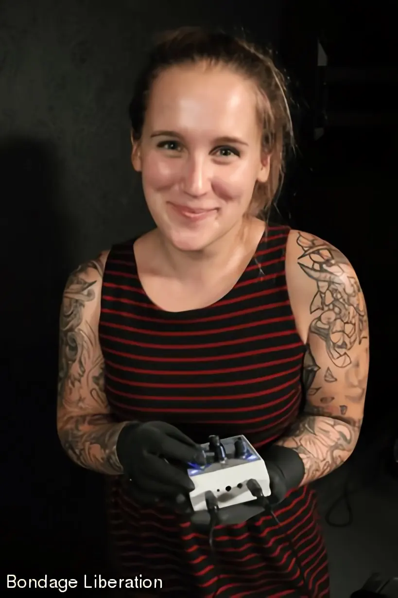 Kink Partners 'Follada y chupada eléctricamente' protagonizando Elise Graves (foto 24)