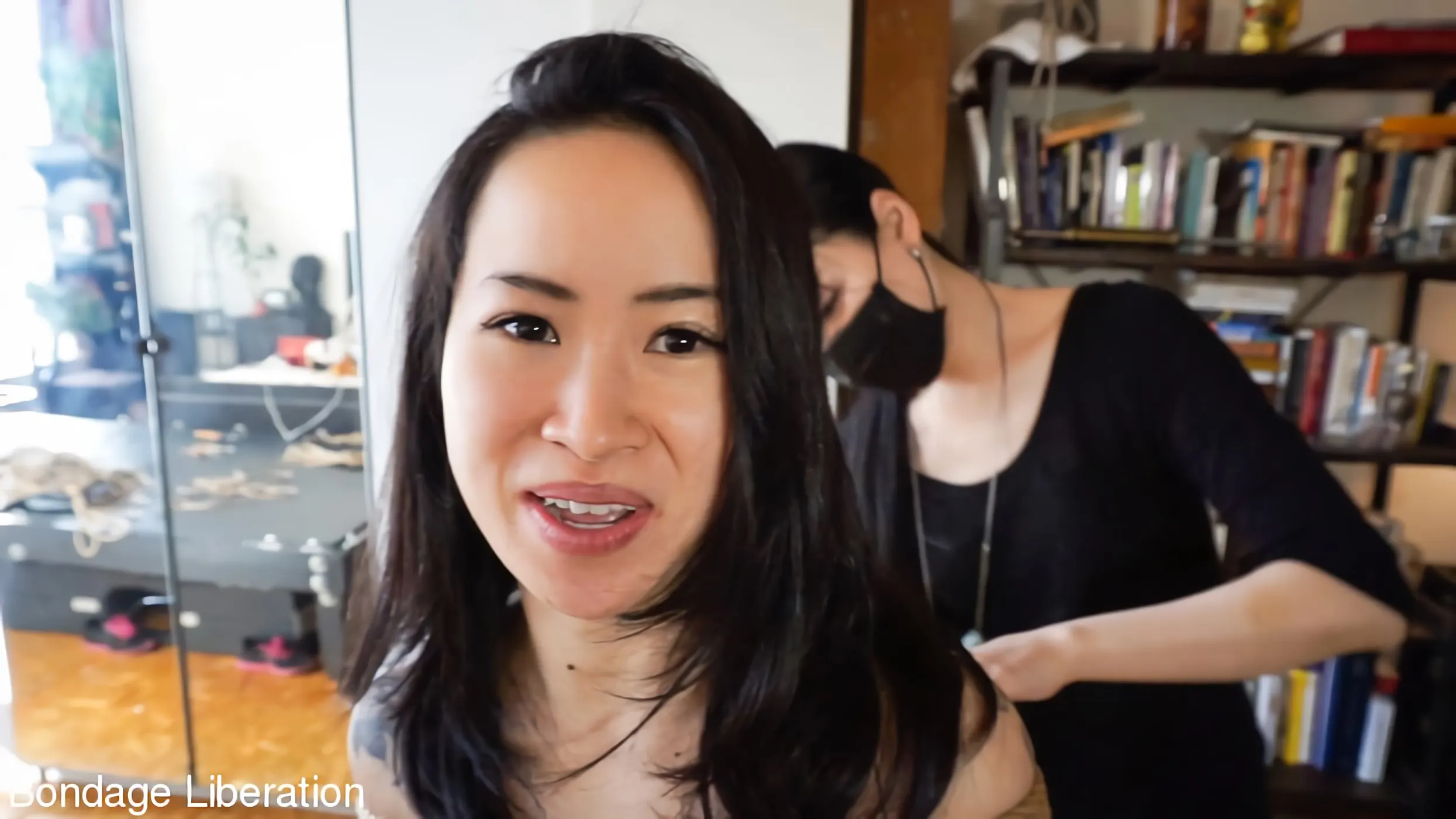 Kink Partners 'Hang Tough - Elise conoce nuevos amigos de Japón para ser torturado por shibari' protagonizando Elise Graves (foto 1)