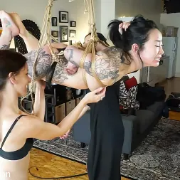 Elise Graves en 'Kink Partners' Hang Tough - Elise conoce nuevos amigos de Japón para ser torturado por shibari (Miniatura 13)