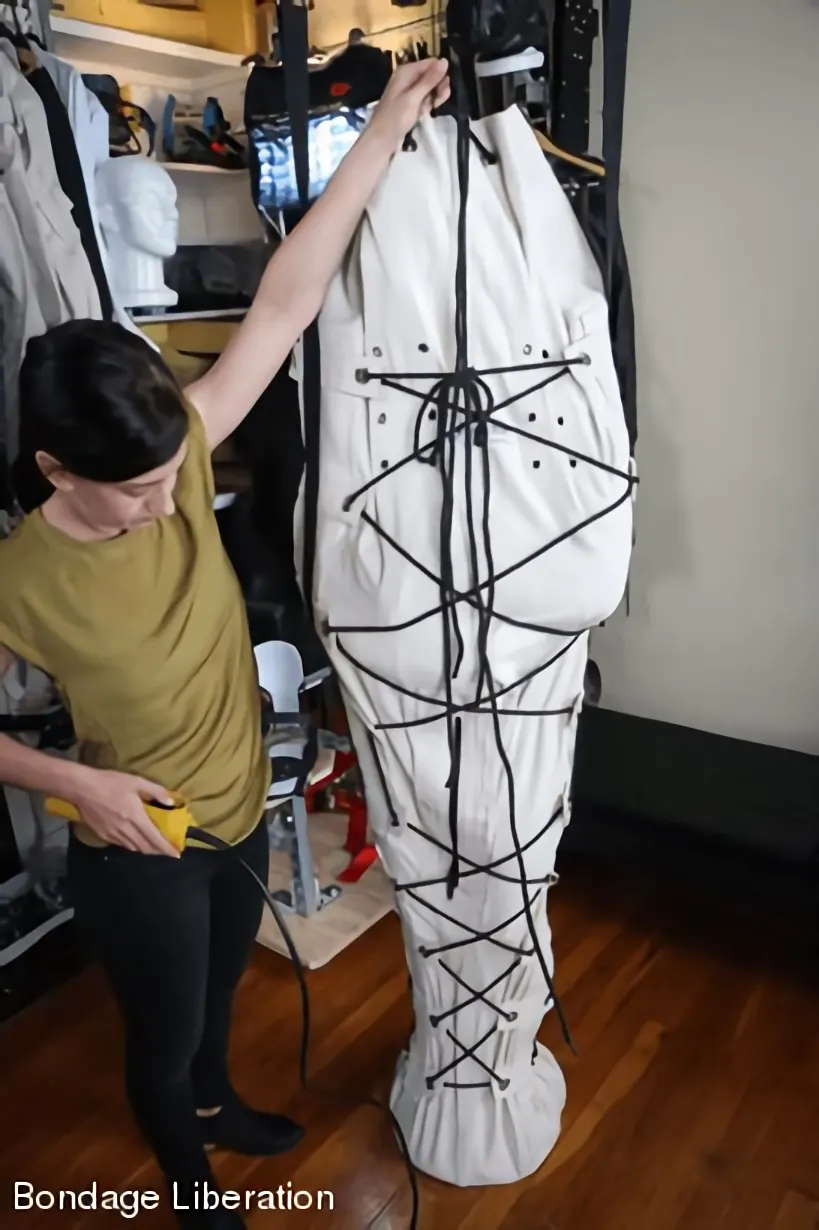 Kink Partners 'Correo basura' protagonizando Elise Graves (foto 8)