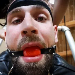 Elise Graves en 'Kink Partners' Juguete sexual de cuero (Miniatura 6)