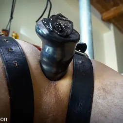 Elise Graves en 'Kink Partners' Juguete sexual de cuero (Miniatura 13)