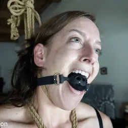 Elise Graves en 'Kink Partners' De puntillas (Miniatura 24)