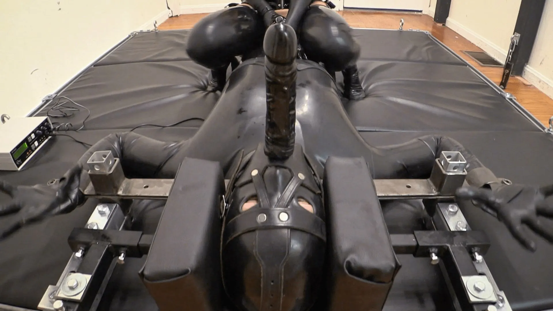 Kink Partners 'Ponerlo en buen uso' protagonizando Elise Graves (foto 6)