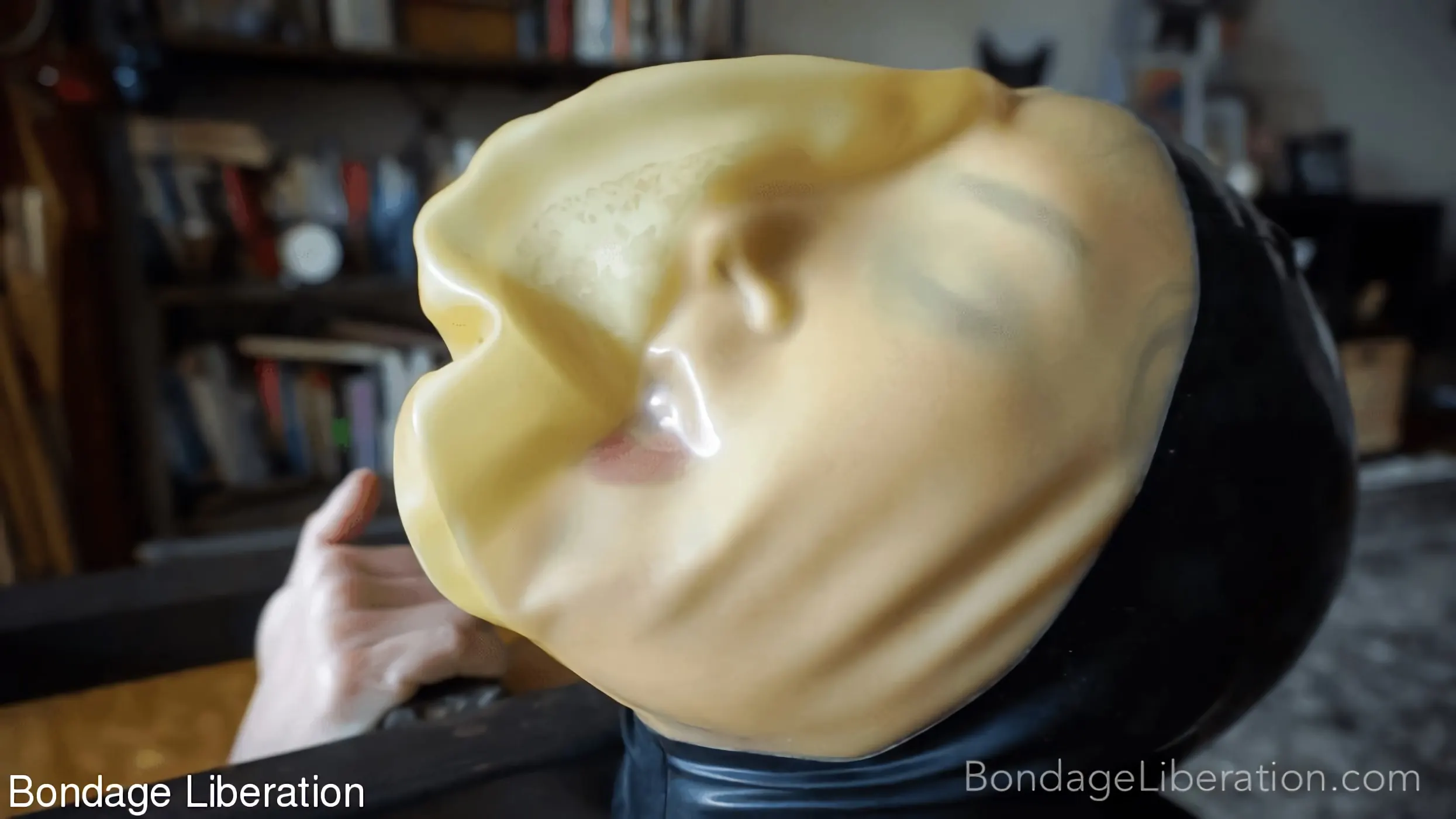 Kink Partners 'Capucha de rebreather autosujeción' protagonizando Elise Graves (foto 2)