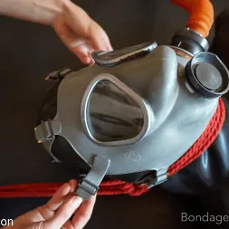 Elise Graves en 'Kink Partners' Caucho restringido (Miniatura 9)