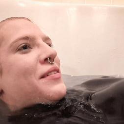 Elise Graves に 'Kink Partners' ラバーバブルバス (サムネイル 4)