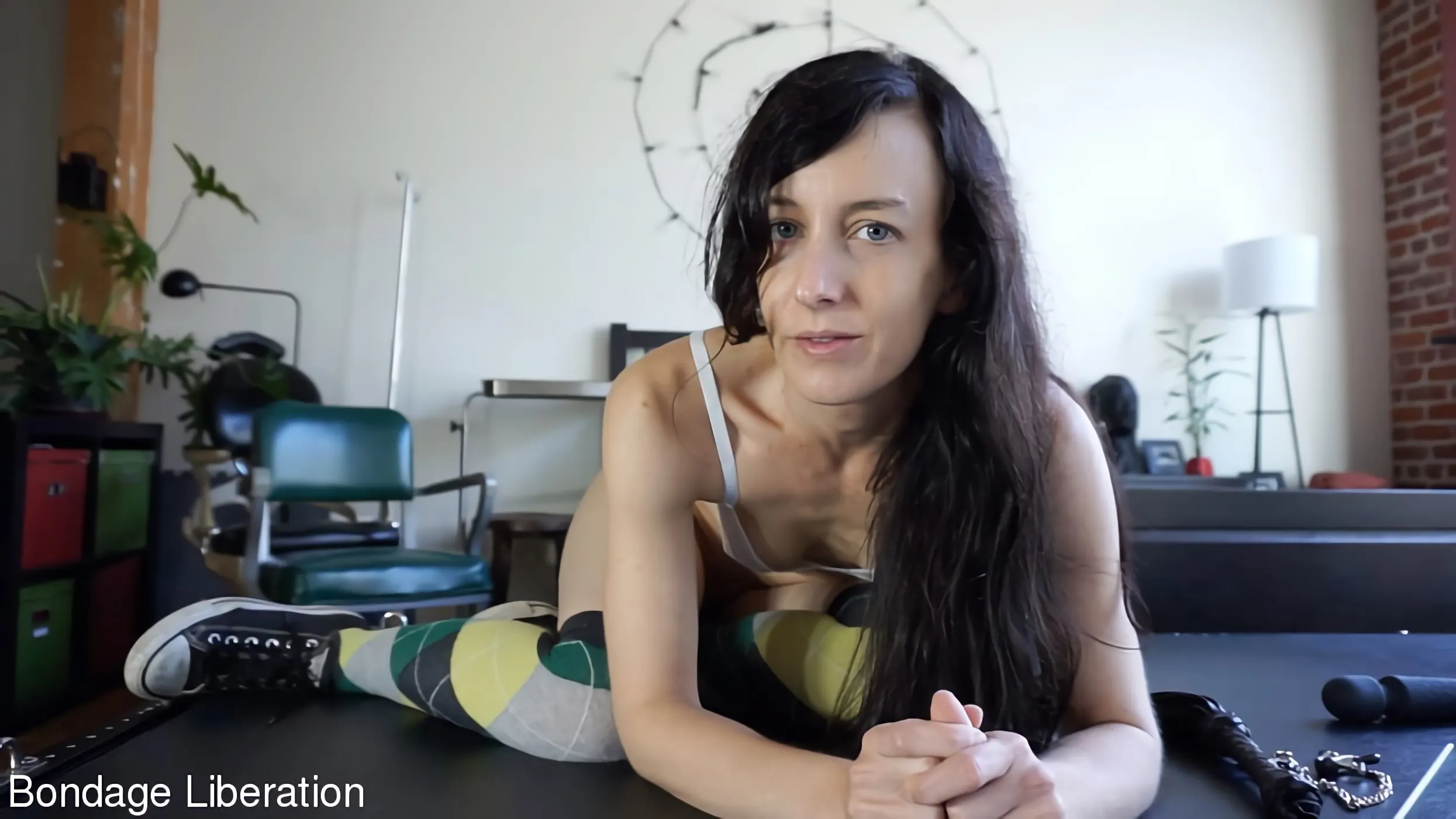 Kink Partners 'Auto-tortura del clítoris' protagonizando Elise Graves (foto 1)