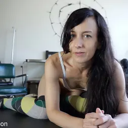 Elise Graves en 'Kink Partners' Auto-tortura del clítoris (Miniatura 1)