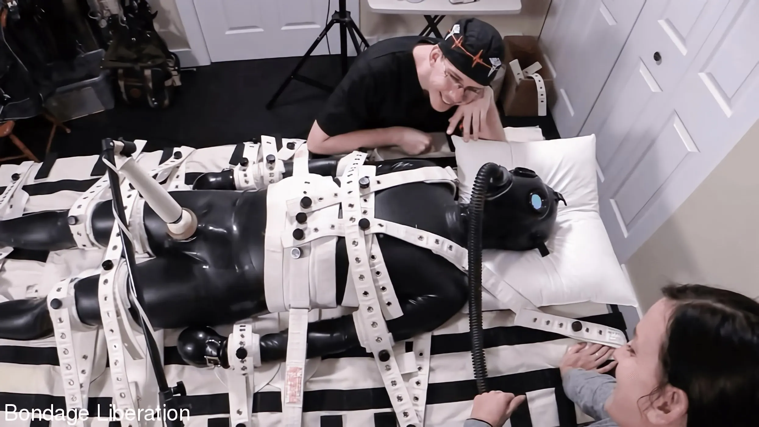 Kink Partners 'Burla y negación de la respiración' protagonizando Elise Graves (foto 4)