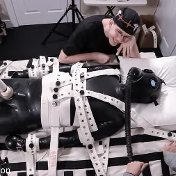 Elise Graves en 'Kink Partners' Burla y negación de la respiración (Miniatura 4)