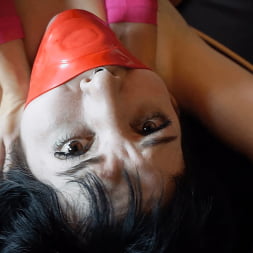 Elise Graves に 'Kink Partners' からかわれ、杖で打たれる (サムネイル 5)