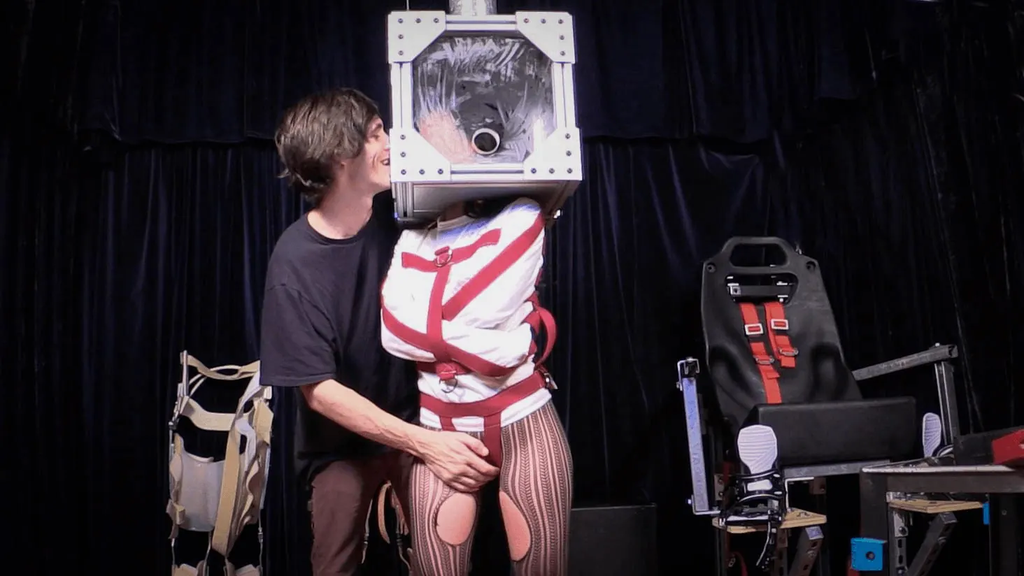 Kink Partners 'Tony se inicia en Elise' protagonizando Elise Graves (foto 1)