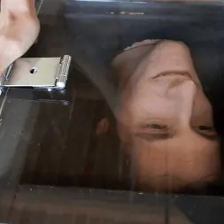 Elise Graves en 'Kink Partners' Atrapado en una caja de provocación (Miniatura 2)