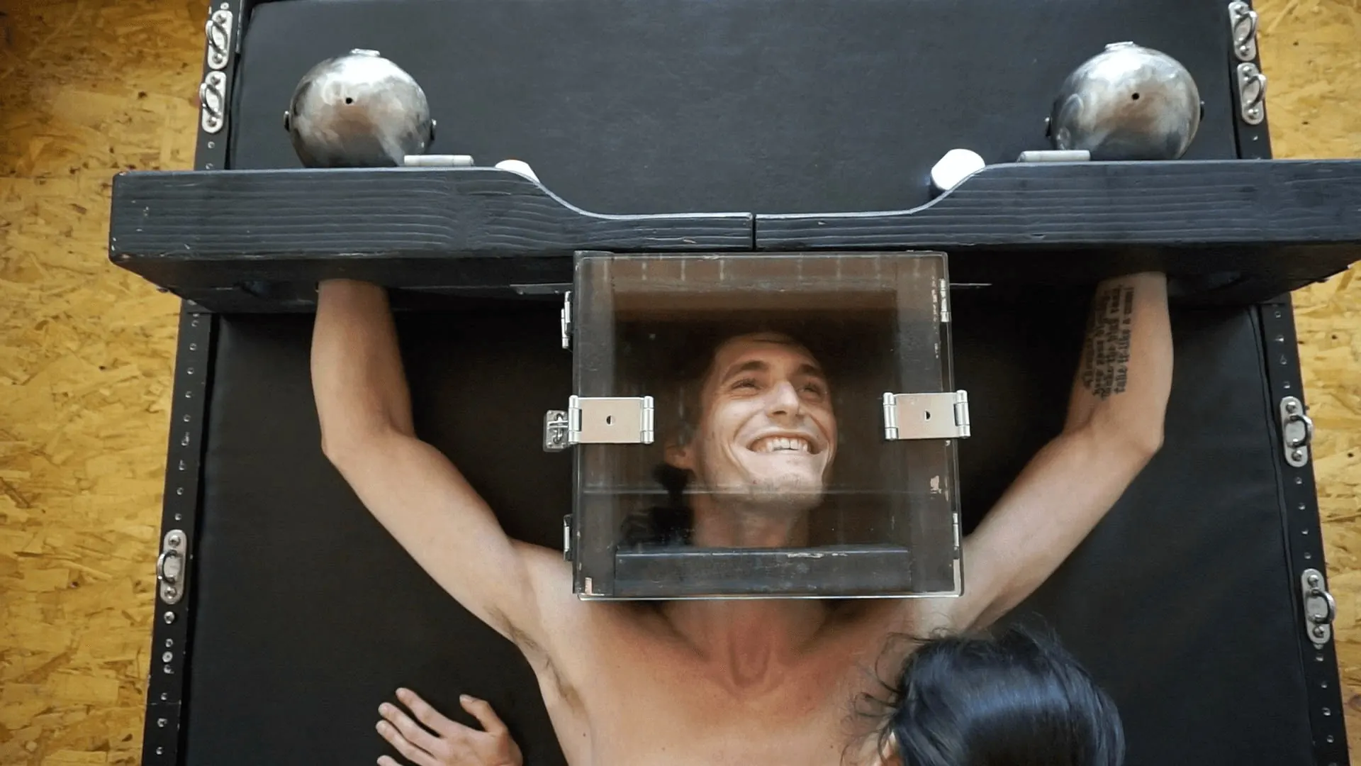 Kink Partners 'Atrapado en una caja de provocación' protagonizando Elise Graves (foto 3)