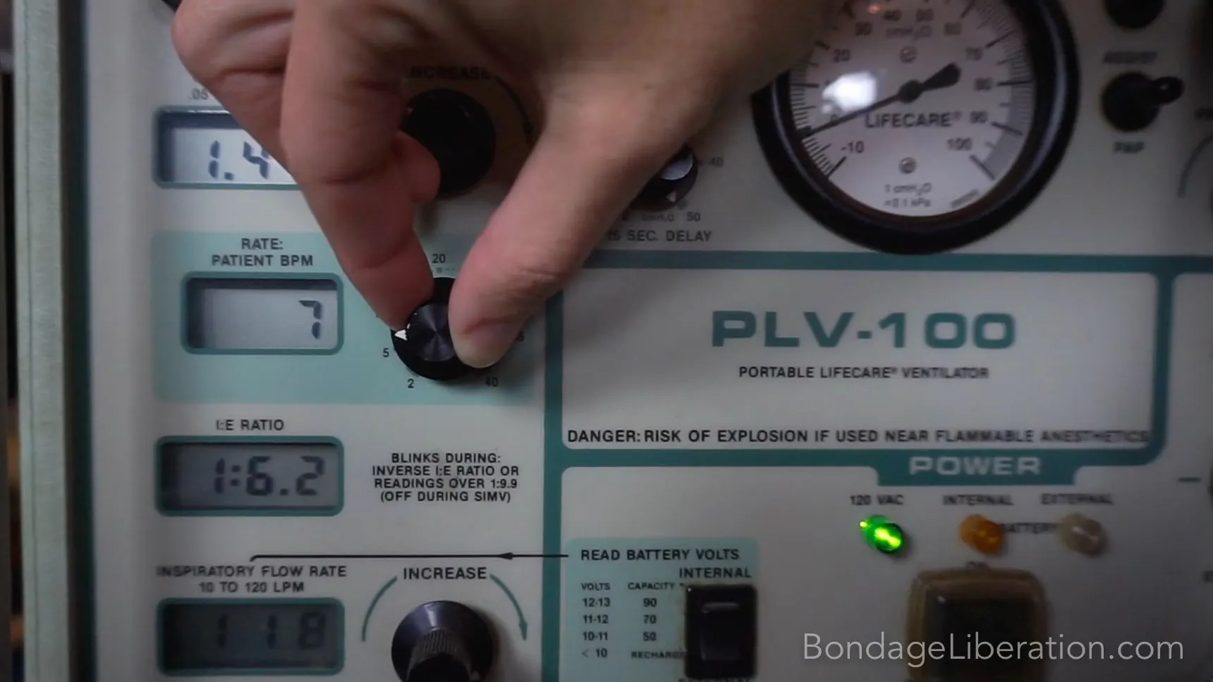 Kink Partners 'Control de la respiración con bolsas de vacío' protagonizando Elise Graves (foto 15)