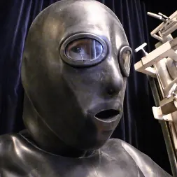 Elise Graves en 'Kink Partners' Bienvenido a Heavy Rubber (Miniatura 1)