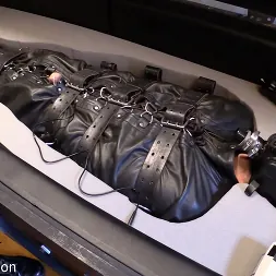 Elise Graves en 'Kink Partners' Cuando Elise conoció a pasatiempos extraños (Miniatura 2)