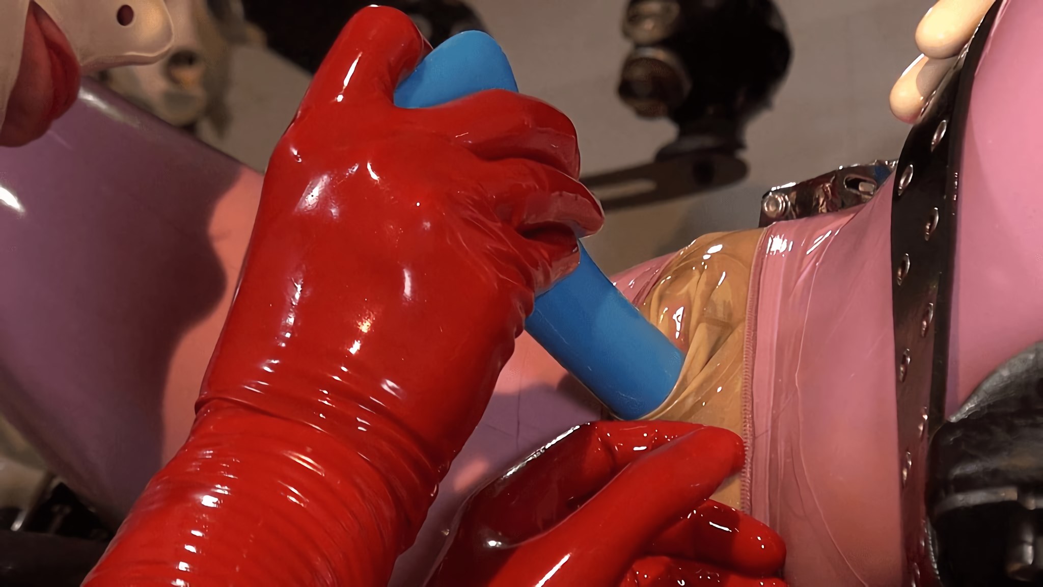 GummiPuppe en 'Chicas de goma pesadas, atadas y amordazadas' from 'Kink Partners' (foto 2) Kink Partners 'Chicas de goma pesadas, atadas y amordazadas' protagonizando GummiPuppe (foto 2)