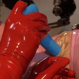 GummiPuppe en 'Kink Partners' Chicas de goma pesadas, atadas y amordazadas (Miniatura 2)