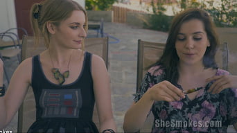 Ela Darling in 'She Smokes !'