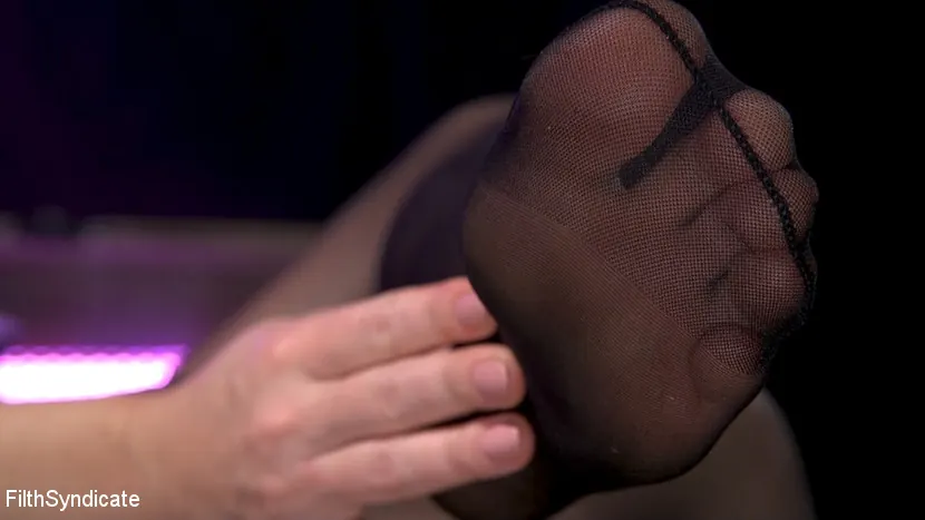 Kink Partners 'KINKY JOI: Adora los pies sensuales de Helena' protagonizando Helena Locke (foto 6)