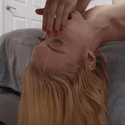 Indiana Bones en 'Kink Partners' Chloe Cherry: una rubia sexy muestra sus habilidades para chupar pollas (Miniatura 21)