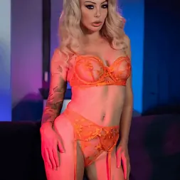 Isabelle Deltore en 'Kink Partners' In Latex Bikini For Deep Pounding (Miniatura 42)