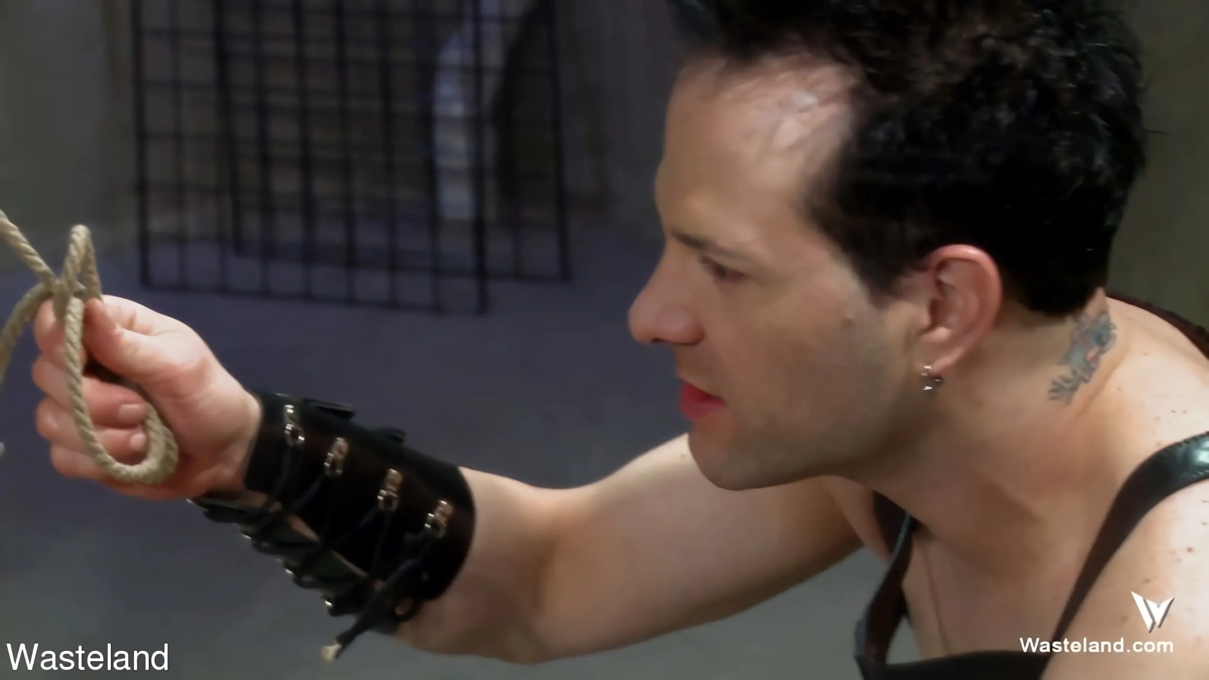 Kink Partners 'Dos dominadores y un sumiso: Master EricX, Jada Sinn, Ava Mir-Ausziehen' protagonizando Jada Sinn (foto 7)