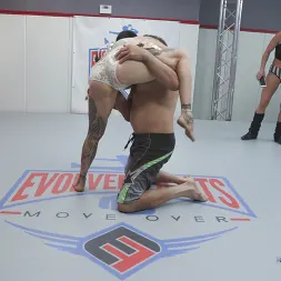 Jenevieve Hexxx en 'Kink Partners' La mujer bruja domina a este hombre y es fascinante. (Miniatura 2)