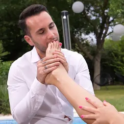 Jenifer Jane in Bikini Babe Footjobs Poolside (Photo 23) Jenifer Jane in 'Kink Partners' Bikini Babe Footjobs Poolside (Thumbnail 23)