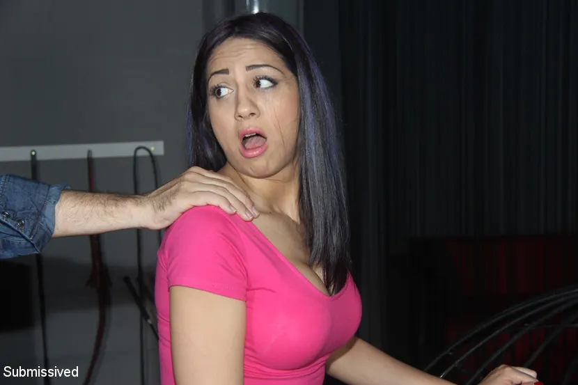 Julia de Lucia に '正しい方法で罰せられる' from 'Kink Partners' (写真 4) Kink Partners '正しい方法で罰せられる' 主演 Julia de Lucia (写真 4)