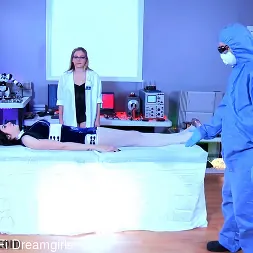 Katrina B に 'Kink Partners' アシュリーは、SFiドリームガールズエピソードを発射: サボタージュ (サムネイル 8)