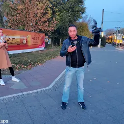 Kessie Shy en 'Kink Partners' ¡La pelirroja KESSIE SHY se FOLLÓ detrás de una valla publicitaria! (Miniatura 1)