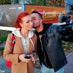 Kessie Shy en 'Kink Partners' ¡La pelirroja KESSIE SHY se FOLLÓ detrás de una valla publicitaria! (Miniatura 2)