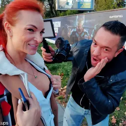 Kessie Shy en 'Kink Partners' ¡La pelirroja KESSIE SHY se FOLLÓ detrás de una valla publicitaria! (Miniatura 3)