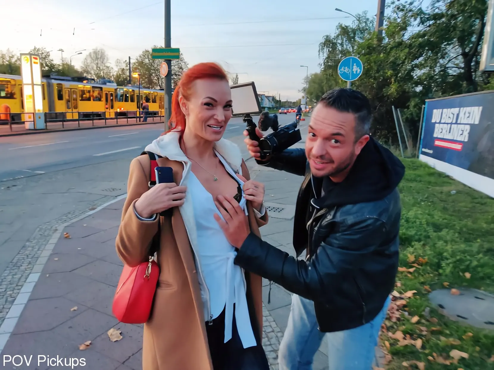 Kink Partners '¡La pelirroja KESSIE SHY se FOLLÓ detrás de una valla publicitaria!' protagonizando Kessie Shy (foto 4)