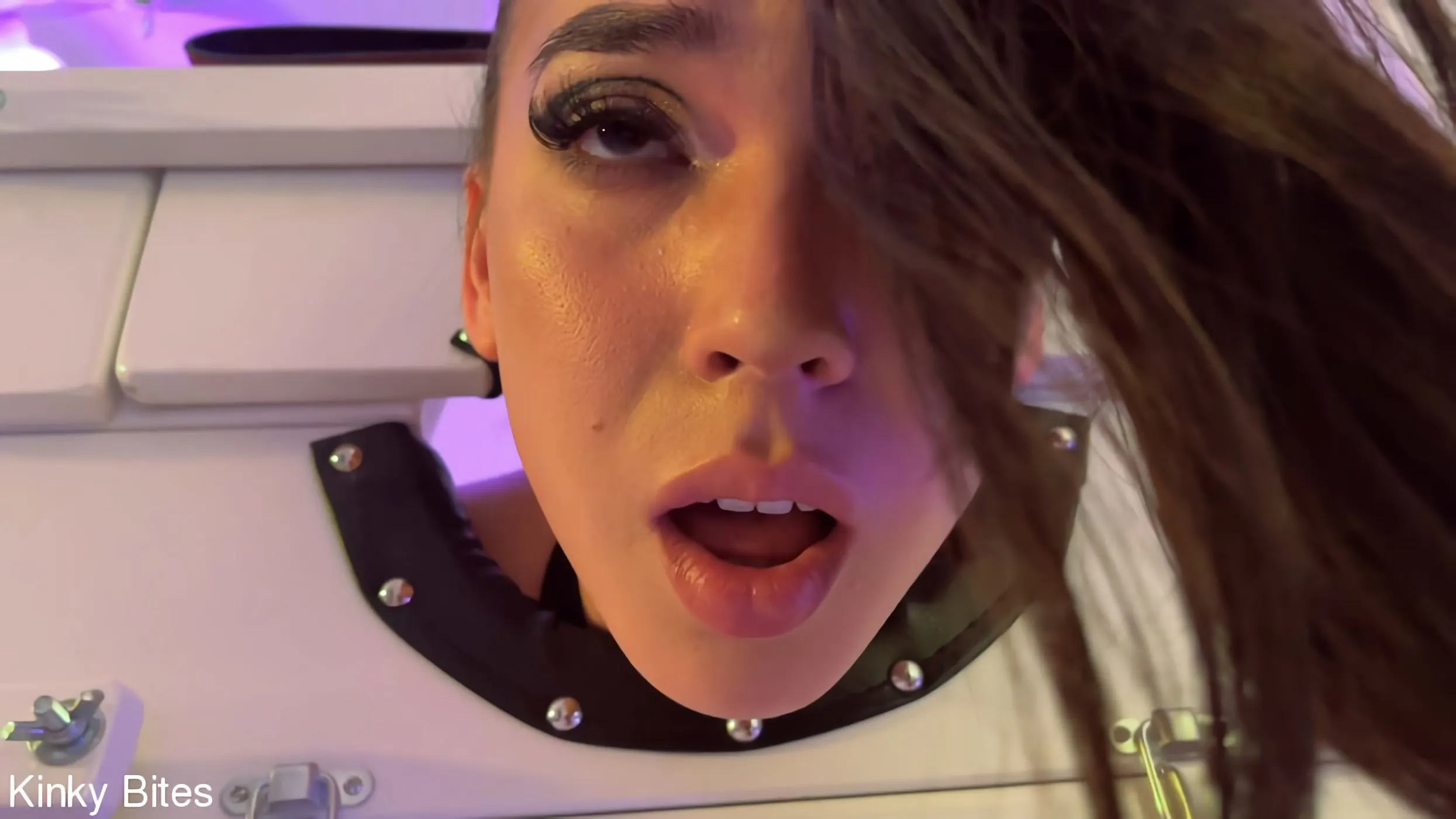 King Noire に '喜びと賞賛:王ノワールが支配するケイシー・ケイ' from 'Kink Partners' (写真 5) Kink Partners '喜びと賞賛:王ノワールが支配するケイシー・ケイ' 主演 King Noire (写真 5)