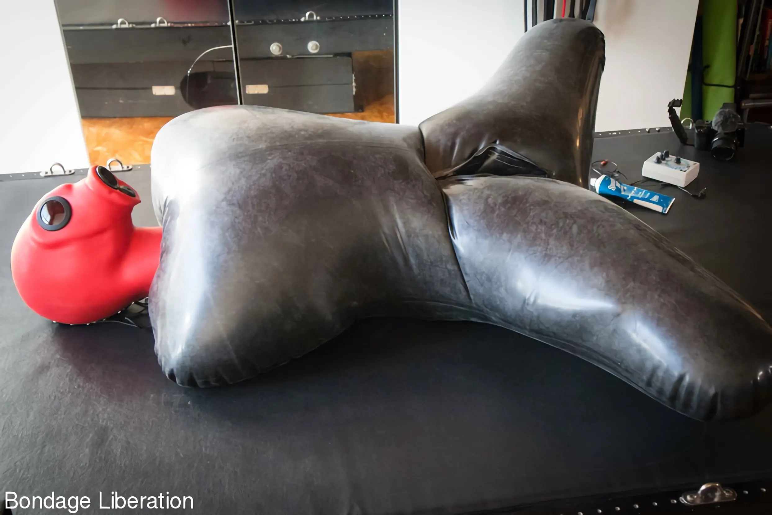 Kink Partners 'Cara de gimp inflable sentada' protagonizando Kino Payne (foto 12)